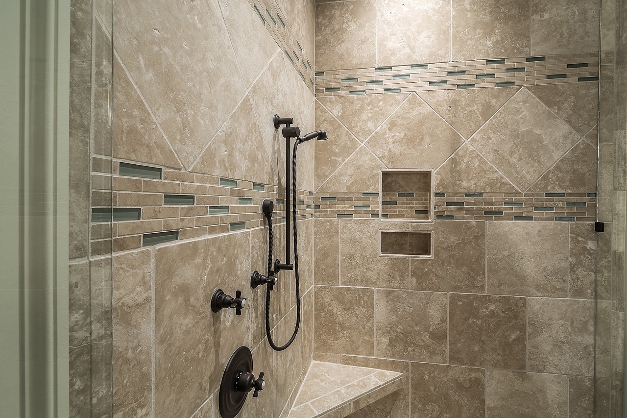 Comment choisir, installer et entretenir un carrelage pour une douche italienne, ajoutant une touche moderne à votre salle de bains ?
